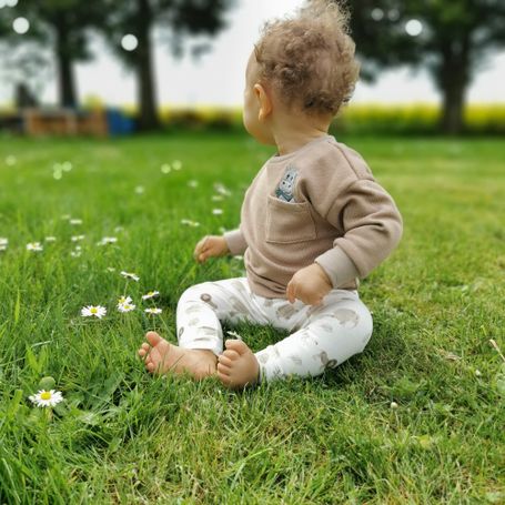 Tragebild vom Babypullover Beige