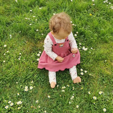 Tragebild vom Latzkleid in Himbeere